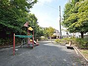 新吉田具々田第二公園　450m　周囲は住宅に囲まれており、公園の南側には以前からこの辺りにあった森林がそのまま残されている。 