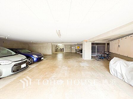 大切なお車を雨や風から守ってくれる屋内駐車場。（空き状況はお問合せ下さい）