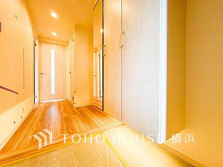 上質感漂う玄関。居住者の帰り、訪れる方を優しく迎えてくれます。
