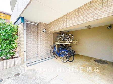 屋根付きの駐輪スペースは、雨風から大事な愛車を守ってくれます。