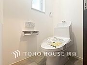 換気と明るさに配慮した、清潔感溢れるトイレ。