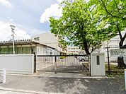 横浜市立富岡中学校　1300m　徒歩17分。子育て世代に優しい落ち着いた住環境。 