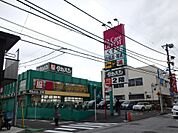 Fit　Care　DEPOT富岡西店　400m　薬・化粧品だけではなく、食品や雑貨等もそろっており、日常の買い物がスピーディーにできる品揃えです。 