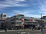 周辺：アピタ戸塚店　1000m　スーパー、100円ショップやドラッグストア、美容室、ペットショップなどが入る商業施設。 
