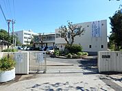 横浜市立舞岡中学校　1700m　徒歩25分。子育て世代に優しい落ち着いた住環境。 