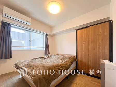 一日の疲れをいやしてくれる寝室。時を忘れて過ごす場所として過ごせるお部屋。
