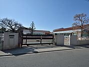 くるみ保育園　1200m　人工芝のお山をダンボールを使って滑ります。絵画も得意でアートの園と評判もあります。 