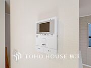 誰が来てもわかる様にモニター付きインターホンを設置。快適と安らぎを合わせた優しい設計。 