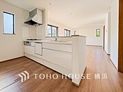 対面キッチンでリビングのご家族と会話を楽しみながらお料理できます。