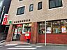 周辺：横浜杉田西郵便局　1100m　郵便・荷物の発送はもちろんATMやゆうちょ銀行のサービスが利用でき、日々の暮らしに便利な郵便局。 