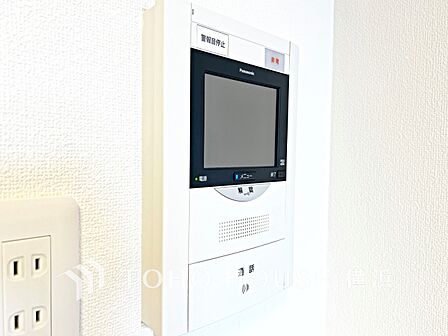 誰が来てもわかる様にモニター付きインターホンを設置。快適と安らぎを合わせた優しい設計。