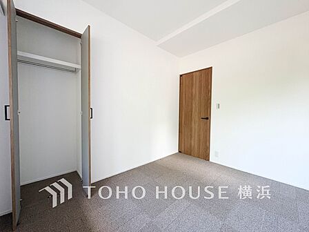 一日の疲れをいやしてくれる寝室。時を忘れて過ごす場所として過ごせるお部屋。