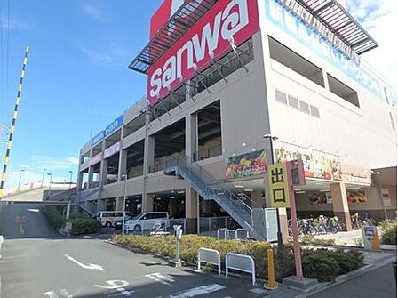 sanwa横浜鶴見店 500m 生鮮食品を中心に加工食品、日用雑貨の品揃えも充実。毎日の生活に必要な商品を豊富に取り揃えています。