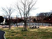 港南台西公園　550m　いろいろな子ども用遊具の他、健康遊具やグラウンドもあり施設も充実しています。   