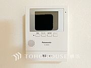 誰が来てもわかる様にモニター付きインターホンを設置。快適と安らぎを合わせた優しい設計。 