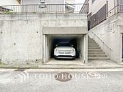 雨や紫外線から大切な愛車を守る地下車庫はセキュリティ面も安心です。