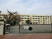 横浜市立西富岡小学校　250m　徒歩4分。小学校が近いのは子育てファミリーにもおすすめのポイントです。 