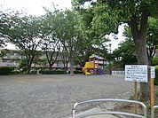 港南一丁目公園　81m　住宅街の中にある十分な広さの公園です。 