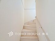 各フロアを結ぶ階段。集いの空間と一人の時間を楽しむプライベートルームをバランスよく繋いでいます。
