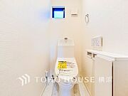清潔感溢れるトイレ。落ち着いた空間で安らぎのひとときをお過ごしいただけます。
