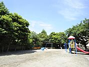 森六丁目公園　130m　桜の木に囲まれていて春にはお花見も楽しめそう。お子様だけでなく大人も大満足できそうな公園です。 