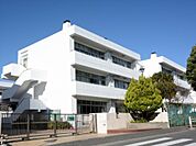 横浜市立東永谷中学校　600m　徒歩8分。部活などで帰りが遅くなっても安心の距離です。 