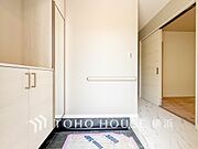 清潔感漂う廊下。各お部屋をつなぐ主要空間として美しく存在しています。