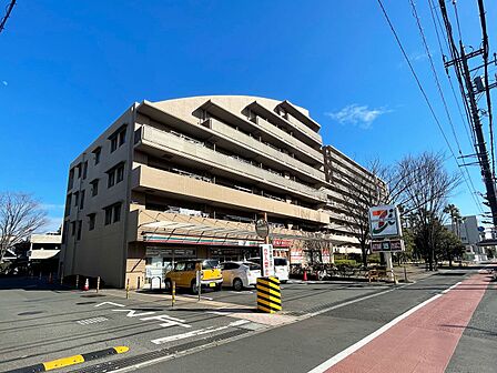 セブン-イレブン 横浜平安町2丁目店　750m　お手軽に食べれる食品や日用品雑貨などを扱う便利なコンビニ。 