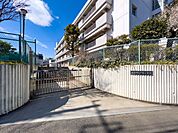 横浜市立戸部小学校　400m　徒歩5分。小学校が近いのは子育てファミリーにもおすすめのポイント。 