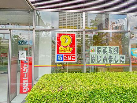 デイリーヤマザキ シティハウス武蔵小杉店　1800m　近くにあるとちょっとした買い物にも便利ですね。 