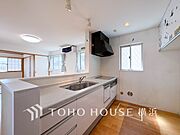 明るい自然光が入るキッチン。家族そろってキッチンに立っても調理がしやすく余裕の広さ。