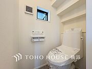換気と明るさに配慮した、清潔感溢れるトイレ。落ち着いた空間で安らぎのひとときをお過ごしいただけます。