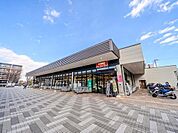そうてつローゼン南まきが原店　1100m　朝6時～深夜1時半まで営業。毎日の食卓を飾る新鮮な食料品が揃います。お帰りが遅くても利用できて便利。 