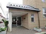 むつみ幼稚園　650m　1年を4期に分けたクォーター制になっています。絵画、体育、英語の授業があります。   