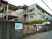 横浜市立田奈中学校　500m　徒歩7分。部活などで帰りが遅くなっても安心の距離感です。 