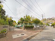 横浜市立大道中学校　1300m　徒歩17分。中学生の体力づくりにはぴったりの距離かもしれませんね。 