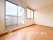 一日の疲れをいやしてくれる寝室。時を忘れて過ごす場所として過ごせるお部屋。