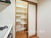 パントリーには缶詰や調味料などの食品類、かさばるペーパーやラップ類をまとめて収納できます。