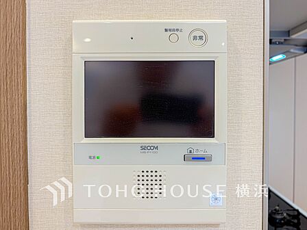 誰が来てもわかる様にモニター付きインターホンを設置。快適と安らぎを合わせた優しい設計。 