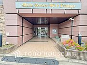 住まう誇らしさと安心感を演出する落ち着いた雰囲気のエントランス。