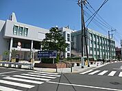 横浜市緑区役所　750m　お引越し後の手続きなど、ご利用されることも多い区役所。月～金曜日の午前8時45分～午後5時開庁。 