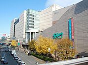 京急百貨店・ウイング上大岡　700m　上大岡駅直結のデパート。グルメ・ファッション・インテリア・雑貨まで豊富に扱う百貨店。 