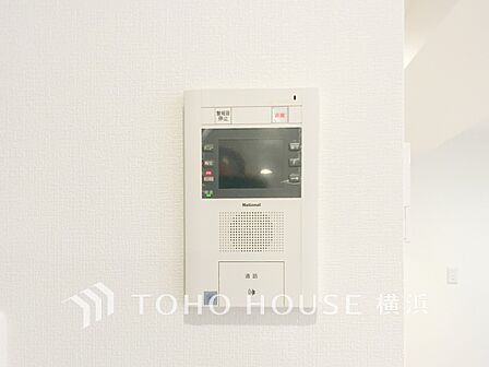 誰が来てもわかる様にモニター付きインターホンを設置。快適と安らぎを合わせた優しい設計。