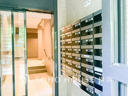 郵便物はこちらからお取りいただけます。共用部分も機能的な上、デザインが統一されています。