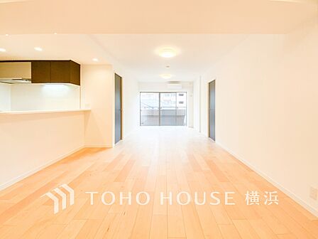 光と風があふれる開放的なリビングダイニングには自然と家族みんなが集まってきます。