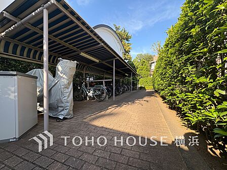 屋根付きの駐輪スペースは、雨風から大事な愛車を守ってくれます。