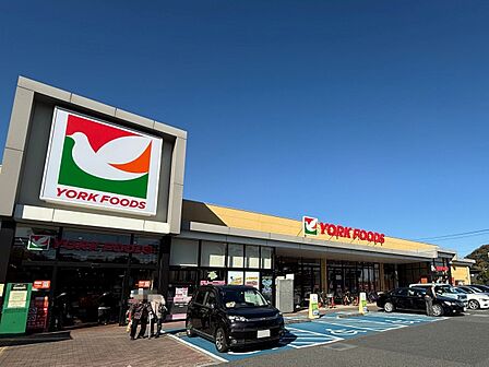 ヨークフーズ六浦店　750m　首都圏を中心に展開するセブンアンドアイグループが展開する食品スーパー。お肉やお野菜もお安く提供。 
