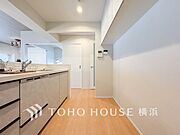 機能性とデザイン性を兼ね備えたシステムキッチン。リビングとの一体感も考慮され、美しい空間が実現。