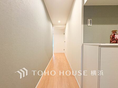 清潔感漂う廊下。各お部屋をつなぐ主要空間として美しく存在しています。