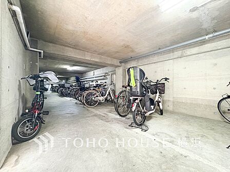 屋内式の駐輪スペースは、雨風から大事な愛車を守ってくれます。